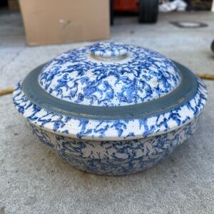 ANTIQUE SPONGEWARE COVERED BOWL